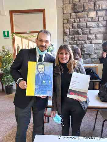 Culturidea premia il giornalista Paolo Borrometi con un'opera della pittrice Rachele Carol Odello - valdinievoleoggi.it