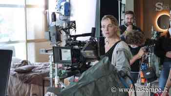 Tapirulàn, opera prima di Claudia Gerini: "Siamo chiusi in noi stessi, a spiare le vite degli altri sui social" - La Stampa