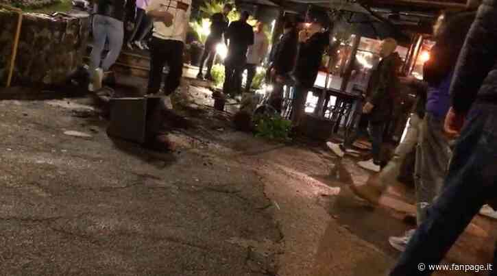 Ragazzo picchiato a Colleferro, il video del pestaggio: calci e pugni davanti a decine di persone - Fanpage.it