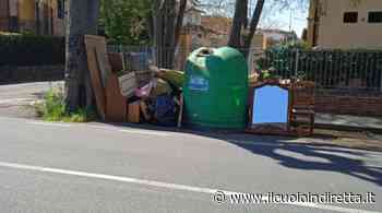 Fucecchio, discarica a cielo aperto davanti alle scuole elementari di via Saminiatese - IlCuoioInDiretta - IlCuoioInDiretta