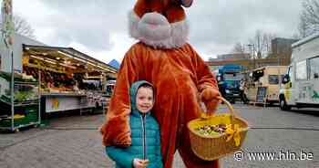 Paashaas deelt paaseieren uit tijdens maand van de markt - Het Laatste Nieuws