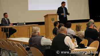 Landrat lobt Aschaus Engagement in einer Versammlung mit vielen Diskussionen