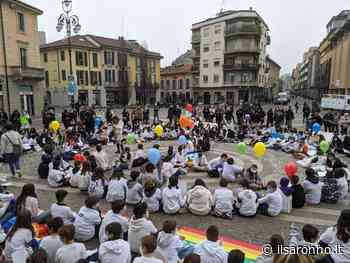 Saronno, le scuole saronnesi insieme in piazza per la pace in Ucraina - ilSaronno