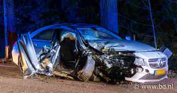 Auto raakt zwaar beschadigd bij botsing tegen boom in Boxtel, bestuurder naar ziekenhuis - BD.nl