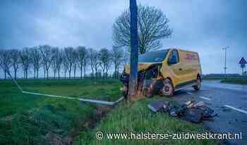 Pakketbezorger botst tegen lichtmast en boom Tholenseweg - De Halsterse & De Zuidwestkrant