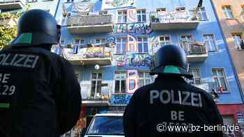 Polizeiauto in Rigaer Straße mit Steinen beworfen - B.Z. – Die Stimme Berlins
