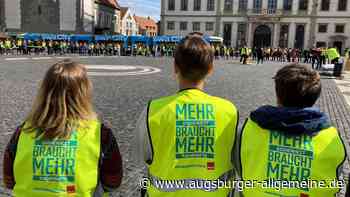 200 Erzieherinnen demonstrieren lautstark am Rathausplatz