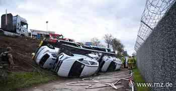A6 bei Mannheim:  Auto-Transporter landet in der Böschung