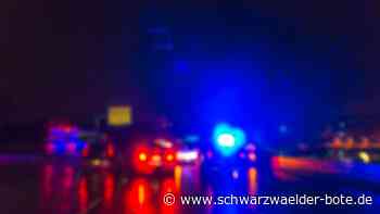 Unfall bei Höfen: 20-jähriger VW-Fahrer überschlägt sich auf B 294