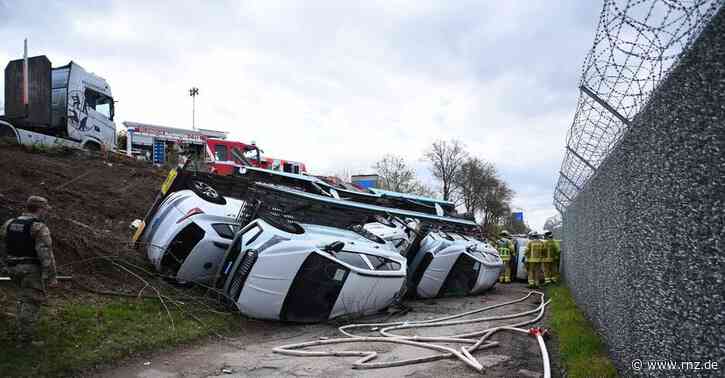 A6 bei Mannheim:  Auto-Transporter landet in der Böschung (plus Fotogalerie)