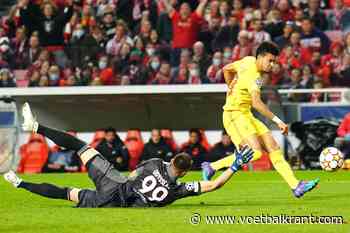 📷 Liverpool speler krijgt stok naar het hoofd gegooid na doelpunt