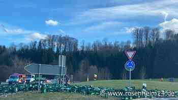 Lkw verliert Getränkekisten in Bernau: B305 und Anschlussstelle zur A8 gesperrt