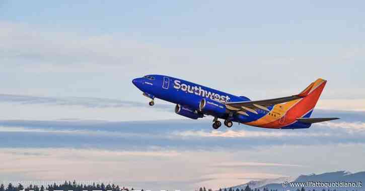 Si masturba durante il volo davanti alla vicina di posto: “Mi aveva dato il permesso”. Arrestato per atti osceni