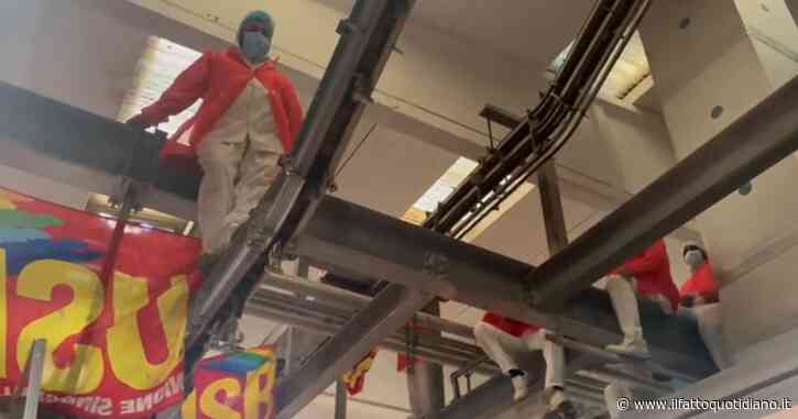 Cremona, gli operai di un macello si arrampicano su catena di montaggio per protesta: “Lavoratori in cassa integrazione ma chiamano interinali”