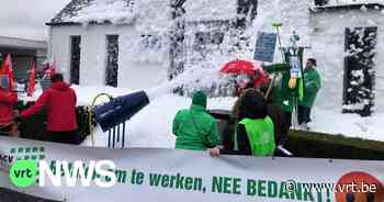 Vakbonden viseren dienstenchequebedrijf in Waregem met schuimactie - VRT NWS