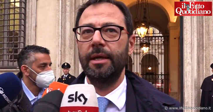 Def, Patuanelli (M5s): “A disposizione circa 5 miliardi, ma non bastano. Va valutato uno scostamento di bilancio”