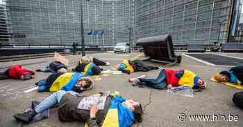 Oekraïense betogers liggen als lijken voor Europese Raad in Brussel - Het Laatste Nieuws