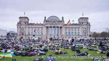 Tausende legen sich für Ukraine vor Reichstag auf die Erde