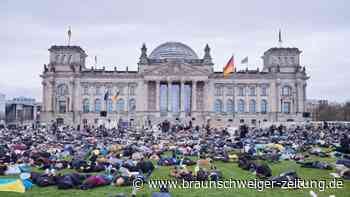 Tausende legen sich für Ukraine vor Reichstag auf die Erde
