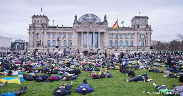 Tausende legen sich für Ukraine vor Reichstag auf die Erde