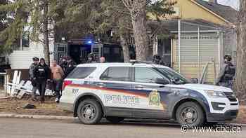 Early morning Saskatoon standoff ends with tear gas and police swarming suspect in Ave. H house