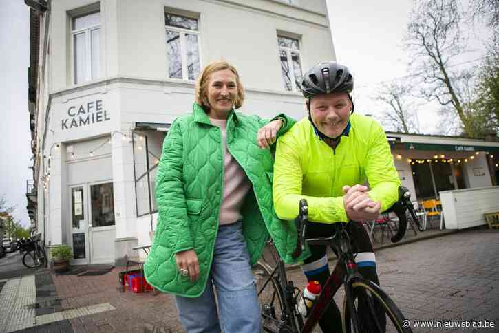 Café Kamiel presenteert nieuwe wielerclub ‘De Grave Kamiel’: “Het weer zit niet mee, maar we moeten ergens beginnen”