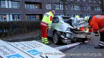 Unfall in Lebenstedt: Auto fährt Schild um – zwei Verletzte