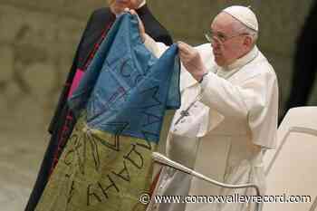 Pope Francis kisses Ukrainian flag from ‘martyred’ Bucha - Comox Valley Record