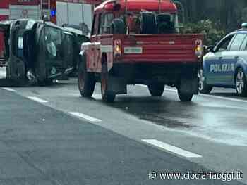 Incidente in superstrada, auto si ribalta sulla Sora-Ferentino: soccorsi sul posto - ciociariaoggi.it