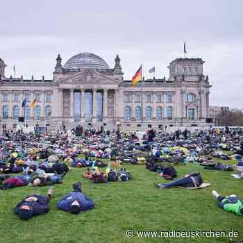 Tausende legen sich für Ukraine vor Reichstag auf die Erde - radioeuskirchen.de