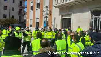 Rifiuti Crotone, 102 dipendenti di Akrea scendono in piazza. I motivi della protesta - Gazzetta del Sud - Edizione Catanzaro, Crotone, Vibo