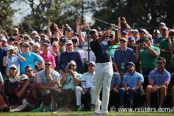 Crowds trail Tiger Woods at Masters practice | Pictures - Reuters.com