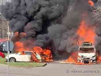 Incendio Melzo, al parcheggio della stazione in fiamme un furgone e otto automobili - Corriere Milano