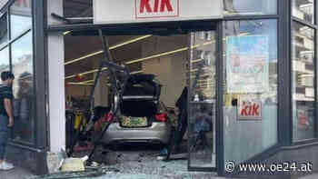 Pkw crasht in Mode-Geschäft in Wien - oe24