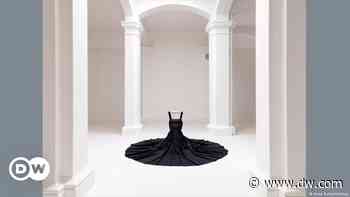 Schau in Hamburg: "Dressed. 7 Frauen - 200 Jahre Mode" - DW (Deutsch)