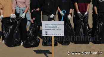 Gli studenti del Marco Polo di Rimini ripuliscono la spiaggia - AltaRimini