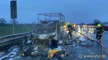Zwischen Oldesloe und Reinfeld: Transporter brennt aus – gefährliche Löscharbeiten auf der A1 | shz.de - shz.de