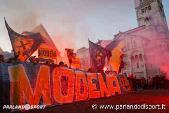 Modena FC - Gazzetta di Modena - Tifosi in corteo per le vie di un centro colorato di gialloblù - Parlando di Sport