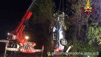 Esce di strada sulla Modena-Sassuolo: auto distrutta e conducente ferito - La Gazzetta di Modena