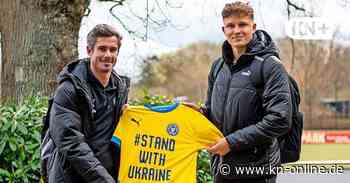 Solidarität mit der Ukraine: Holstein Kiel wärmt sich gegen HSV mit Sondertrikot auf - Kieler Nachrichten