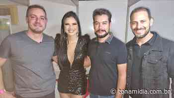 Sertaneja Débora Mello Brilha no Rodeio de Cotia - Tô Na Midia