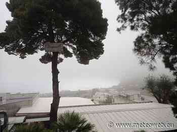 Maltempo: scenario insolito a Capri, l’isola avvolta dalla nebbia - MeteoWeb
