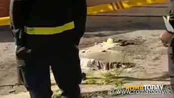 Si rompe una conduttura sotto il marciapiede, allagata la strada