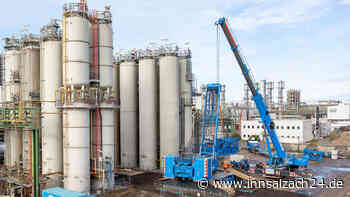 Markante Spitze an der WACKER-Skyline: neue Destillationskolonne in Burghausen