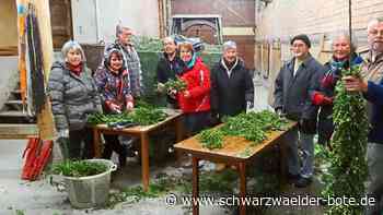 Tradition in Binsdorf - Albverein bindet Girlanden für den Osterbrunnen - Schwarzwälder Bote