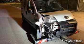 Lichte bestelwagen rijdt tegen geparkeerde Tesla aan - Het Laatste Nieuws