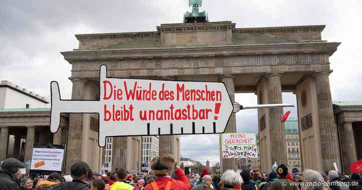 Impfdebatte: 1400 Demonstranten am Brandenburger Tor
