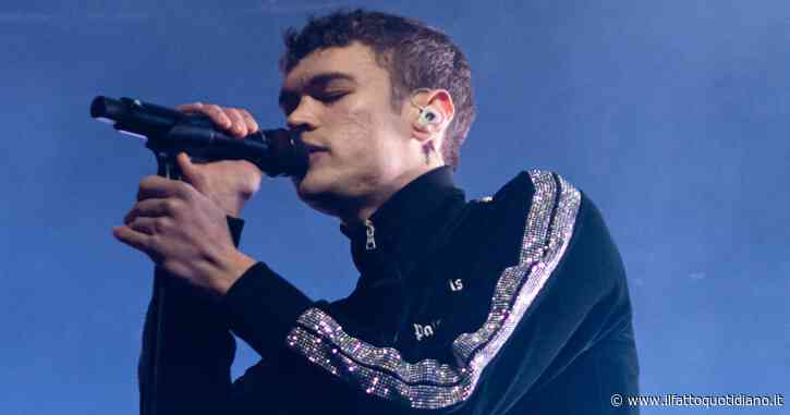 Blu Celeste Tour, Blanco in concerto: “Quando so che ci sono i miei genitori tra il pubblico, scoppio di gioia”. La scaletta e le curiosità