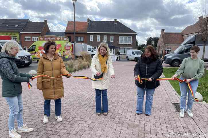 Nieuwe donderdagmarkt in Hulshout kent geslaagde, maar winderige start : “Leuk dat we het voortaan dichtbij kunnen houden”