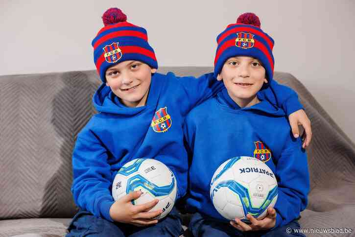 Oekraïense tweeling (9) wordt warm ontvangen door voetbalploeg van Bevel: “Hun lach toen ze van het veld kwamen zegt genoeg”
